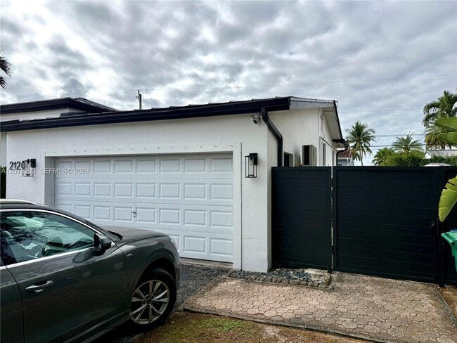 Building Photo - 2120 SW 83rd Ave Unit ADU