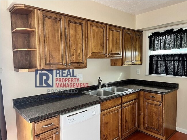 Photo - 4 bedroom 2 bath - 1 Car Detached Garage - Small dog negotiable