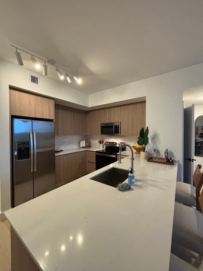 Building Photo - 2445 NE 183rd St Unit B08 Rental