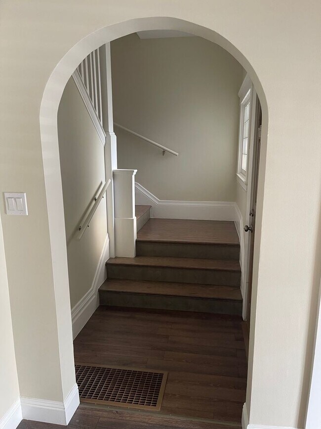 Photo - Spacious 6 Bedroom House in the Heart of L...