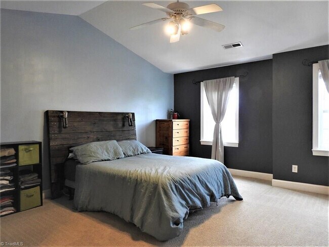 Photo - GORGEOUS TOWNHOME FOR RENT! 3 beds/2.5 baths
