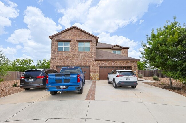 Building Photo - Large Modern Four Bedroom Duplex Rental