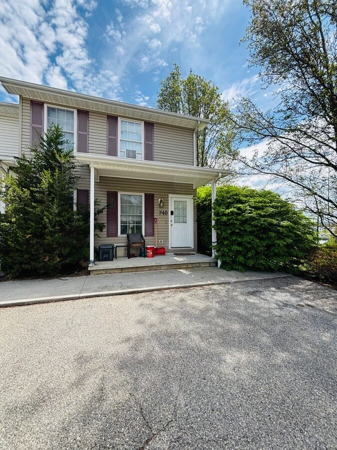 Photo - 740 Park St