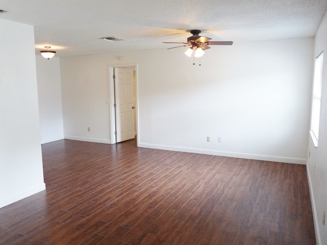Sala de estar - 1510 Oriole St