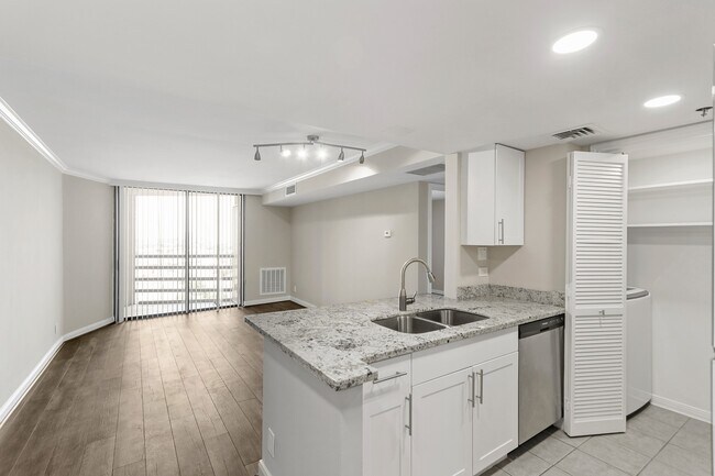 Building Photo - 3525 Sage Rd Unit 1212 Rental