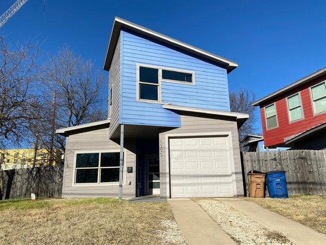 Building Photo - 1300 E 3rd St