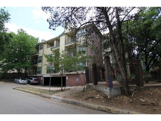 Building Photo - 914 W 26th St Unit 106