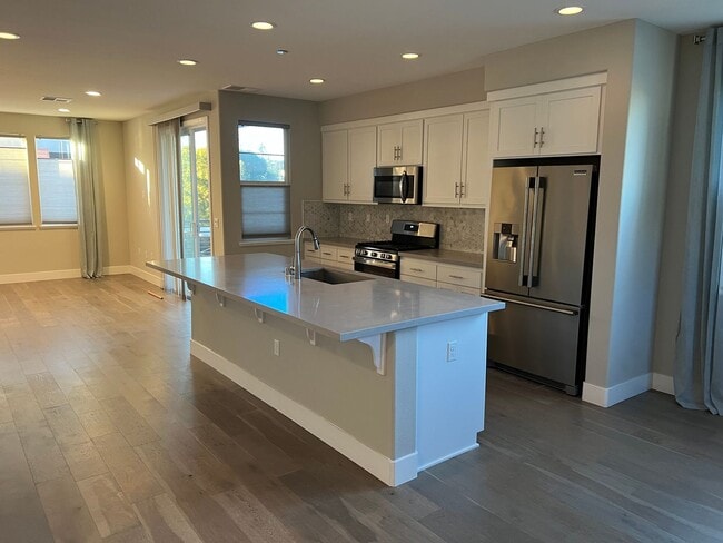 Photo - CONTEMPORARY BRIGHT SPACIOUS TOWNHOME WITH...