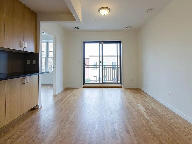 Photo - 261 Eckford St