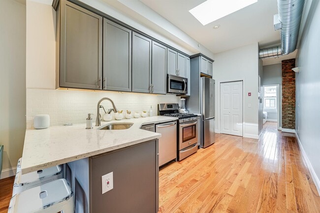 Building Photo - 400 Madison St Unit 7