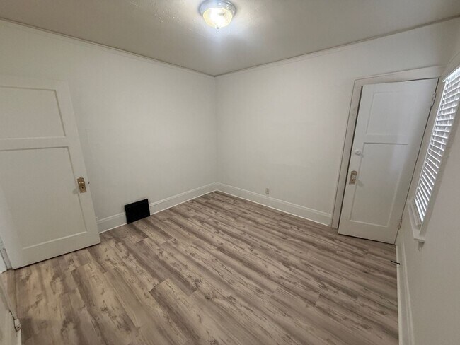 Photo - 3600 N Port Washington Rd Unit 3600 N Port Washington Ave (lower)