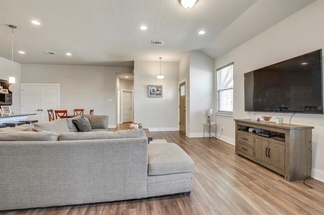 Photo - 501 Peace Dr