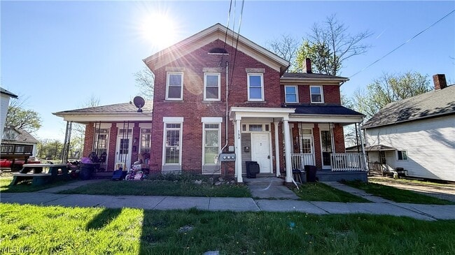 Building Photo - 153 N Sycamore St