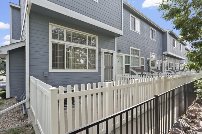 Building Photo - Bright End-Unit Townhome with 3 Beds, 2.5 ... Unit 208