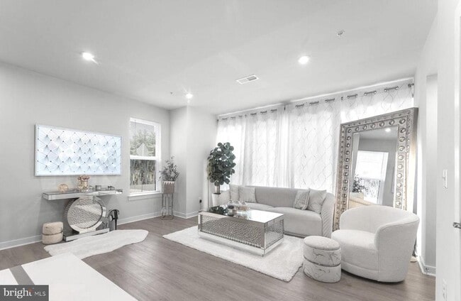 Building Photo - 43785 Transit Sq Rental