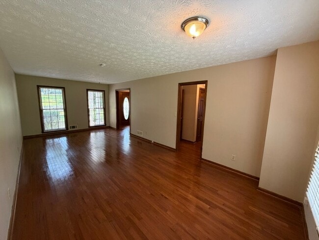 Photo - 364 Regal Dr NW