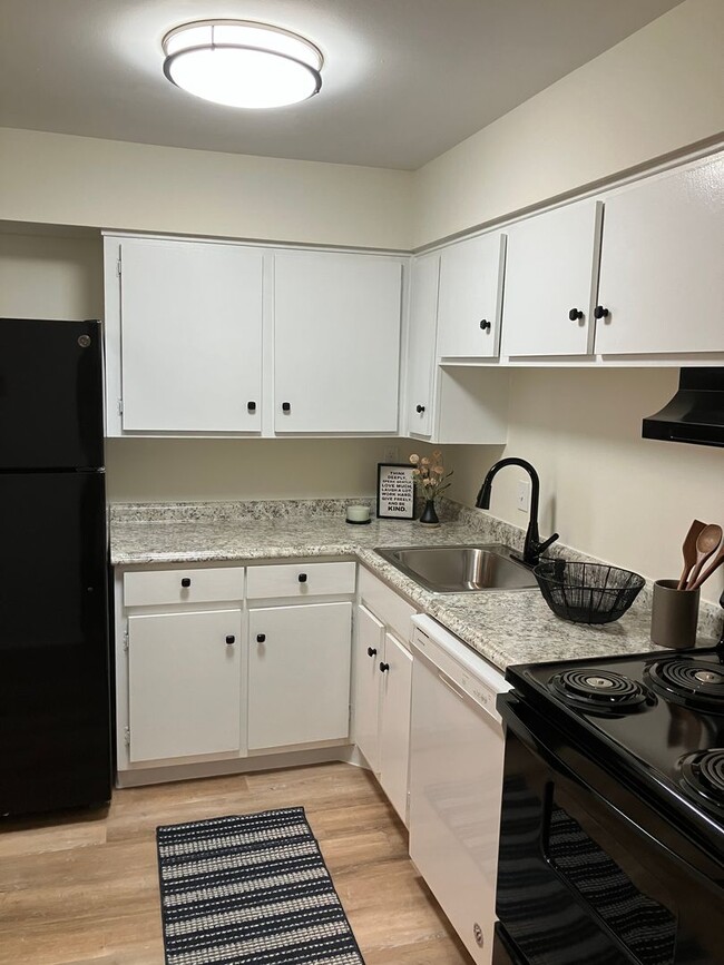 Photo - Black Friday Move-in Special! Up to $500 off! Unidad 29-1459 Henley of Troy LLC