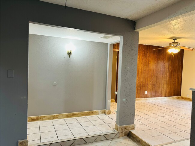 Building Photo - 7619 Vernwood St