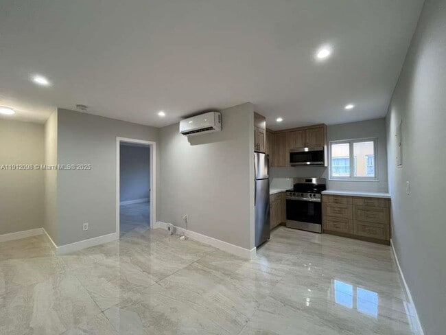 Building Photo - 1844 NW 19th St Unit 5