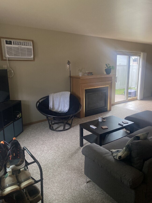 Huge 2 bed 1 bath just off Water St availa... Apartment Unit 1 Eau