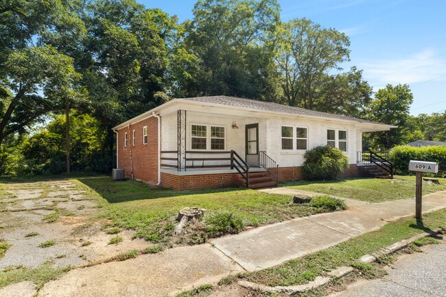 Building Photo - 609 Salem St Unit A Rental