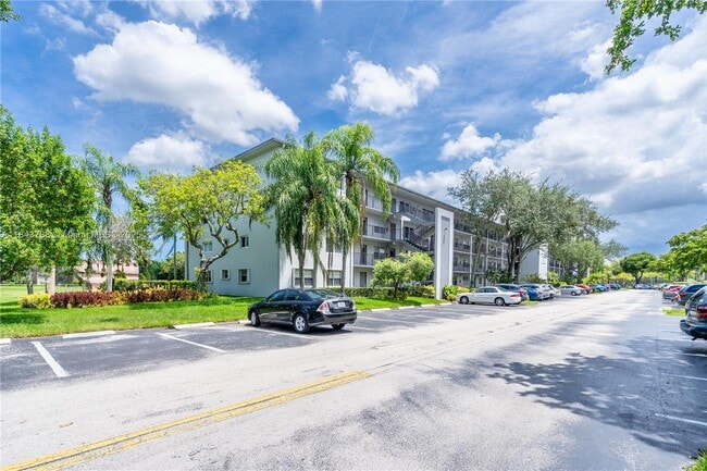 Building Photo - 101 SW 132nd Way Unit 105J Rental