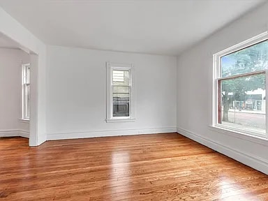 Photo - 1560 Wealthy St SE