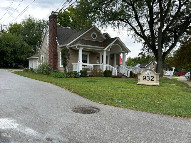 Building Photo - 932 Robinson St