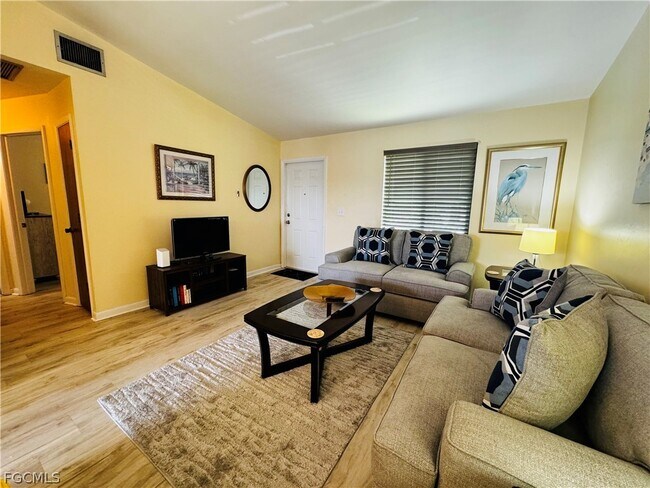 Photo - 4903 Vincennes St Unidad 212