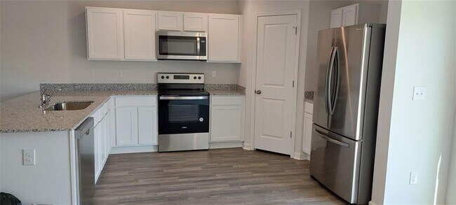 Photo - 133 Oxford Ln