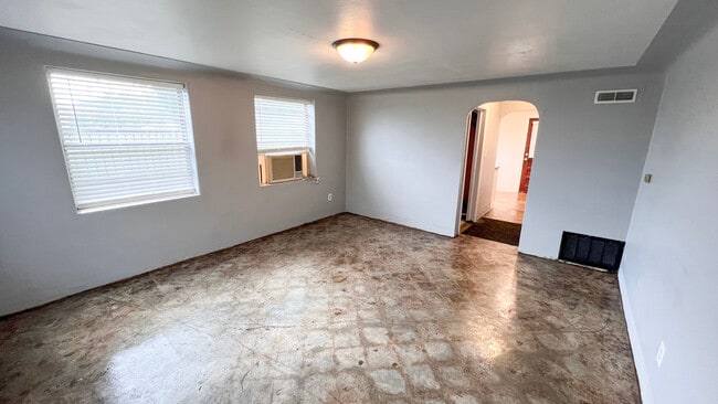 Studio Bedroom - 227 W Dunklin St Unit B