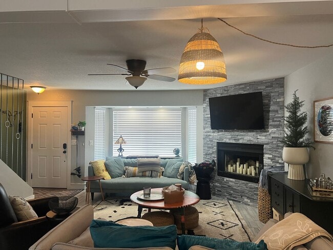 Updated Town house backed by National Forest - Updated Town house backed by National Forest