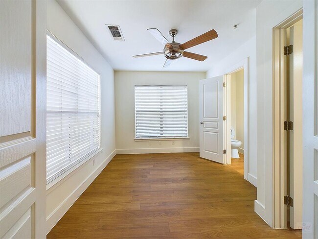 Photo - 711 W 32nd St Unit 154