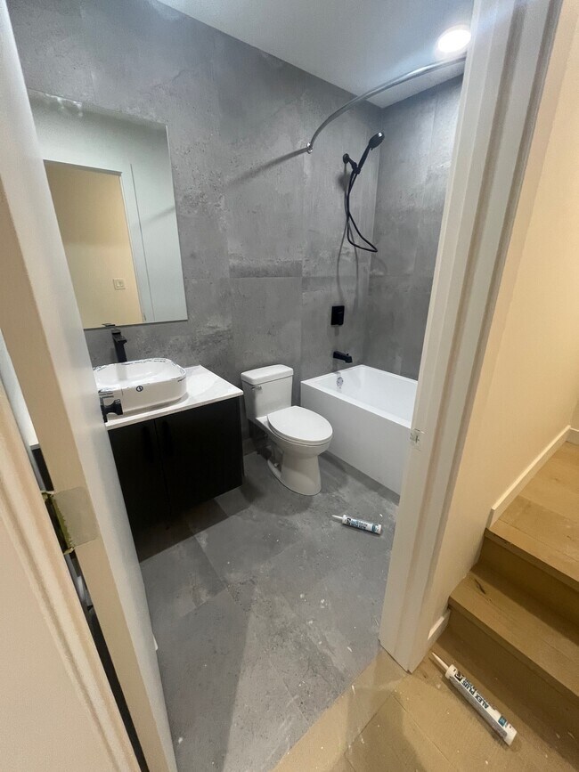 Photo - 238-238 Wellington Crescent Unit 5