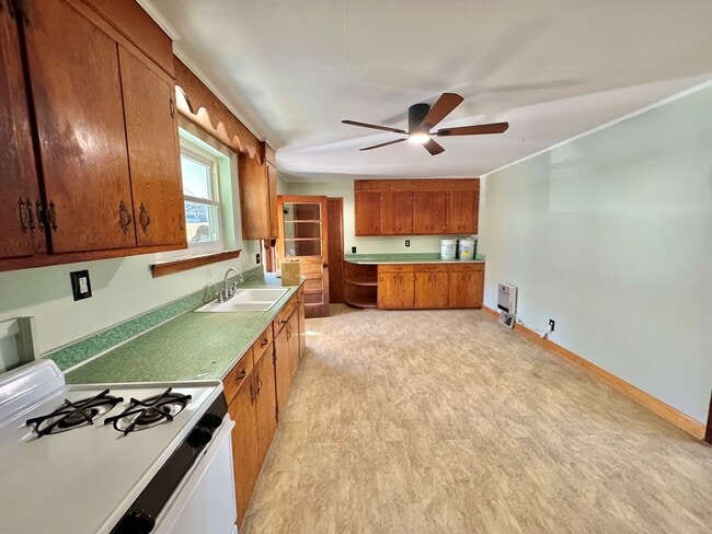 Photo - 2067 Castleton Rd