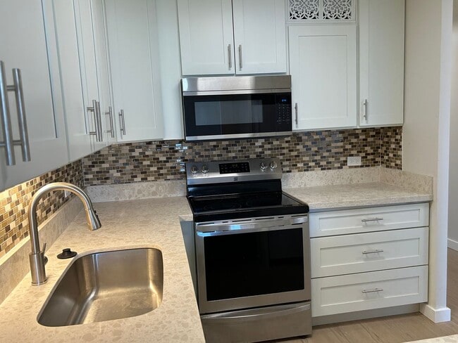 Building Photo - Crescent Park, 2 bedroom, 2 bathroom, with washer/dryer in apartment, Huge Diamond Head view from... Unit 1304