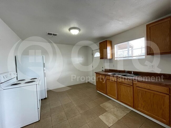 Building Photo - 3365 N Stone Ave Rental