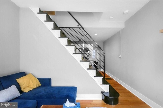 Building Photo - 441 E Flora St