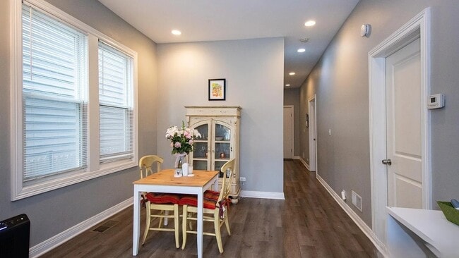 Photo - 1938 N Rockwell St Unidad 1