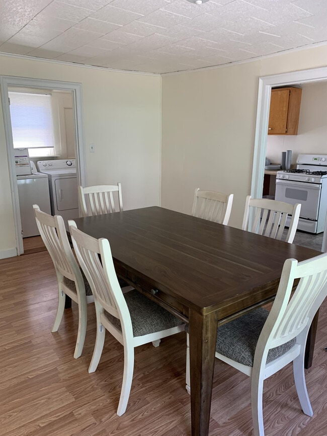 194 W 8th St