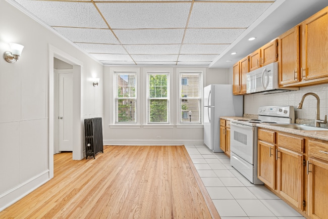 Building Photo - 1440 W Howard St Rental