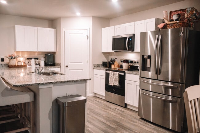 Photo - 228 Lockwood Way E