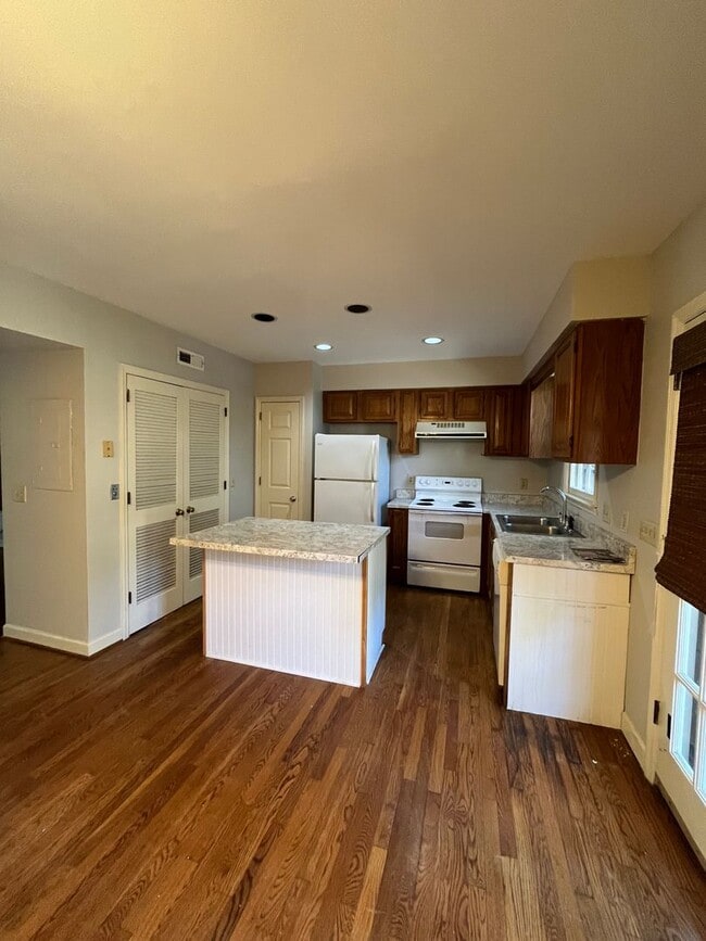 Photo - 2 Bed/ 1.5 Bath Townhome walking distance to Belmont, Minutes to Vandy