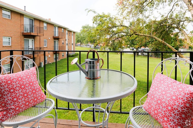 2BR, 2BA - 899 SF