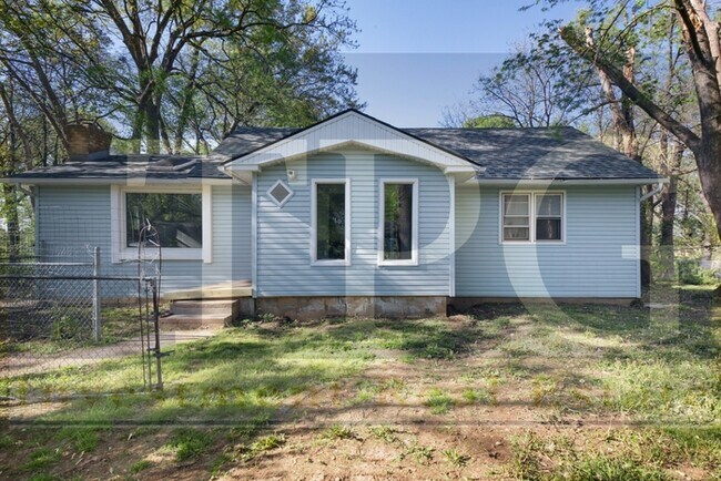 Newly Renovated, Pet Friendly Home in KCMO! - Newly Renovated, Pet Friendly Home in KCMO!
