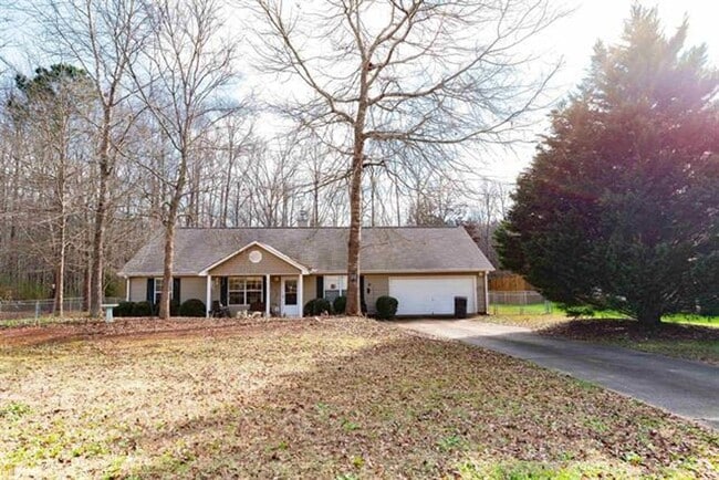 Building Photo - 3 Bedroom 2 bath 2 Car-Garage in Senoia, GA Rental