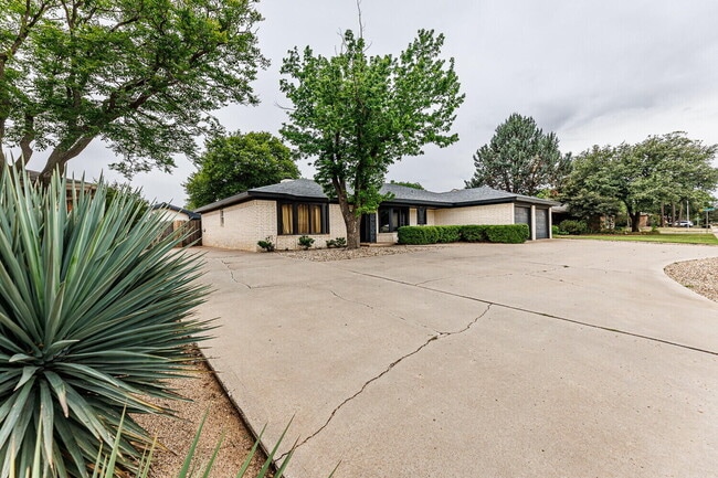 Photo - 5703 80th St