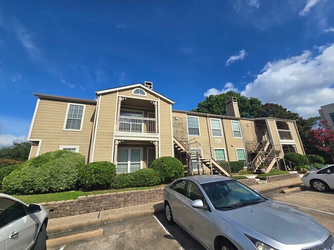 Building Photo - 1860 White Oak Dr Unit 314