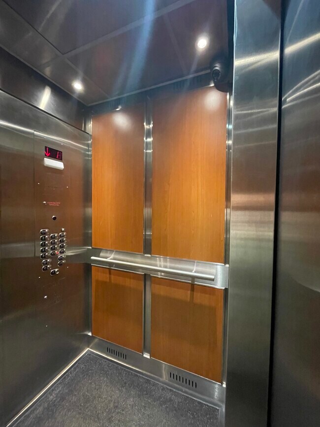 Photo - 255 Simcoe St N