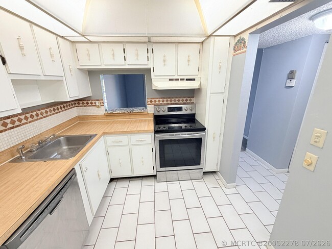 Building Photo - 4354 NW 9th Ave Unit 14-3C